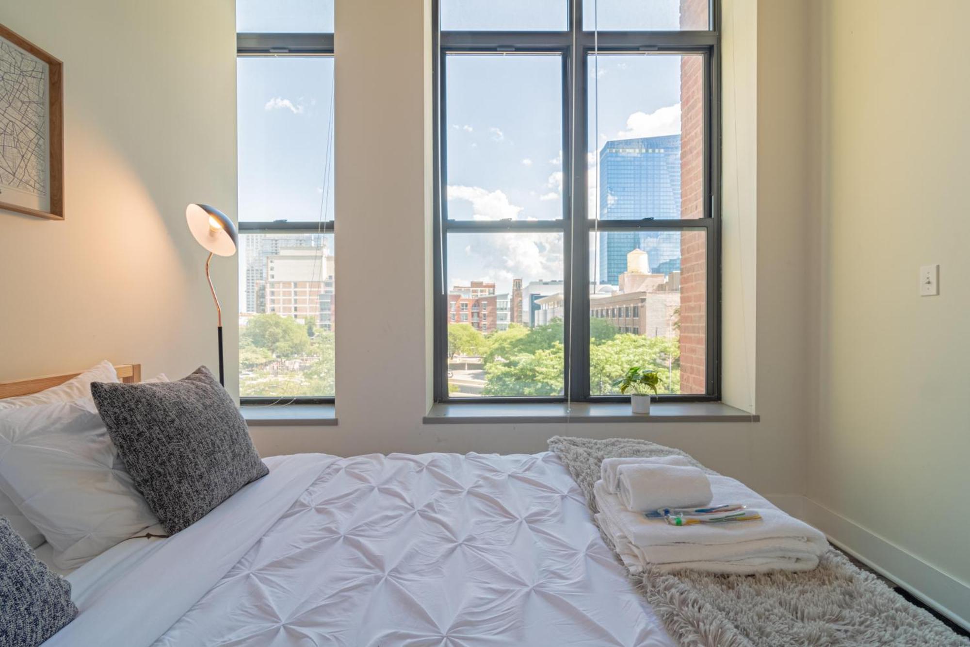 Bright 2Br Luxury Corner Suite With Optional Parking Sleeps 6 Guests Near Mccormick Place And Soldier Field Chicago Exterior photo