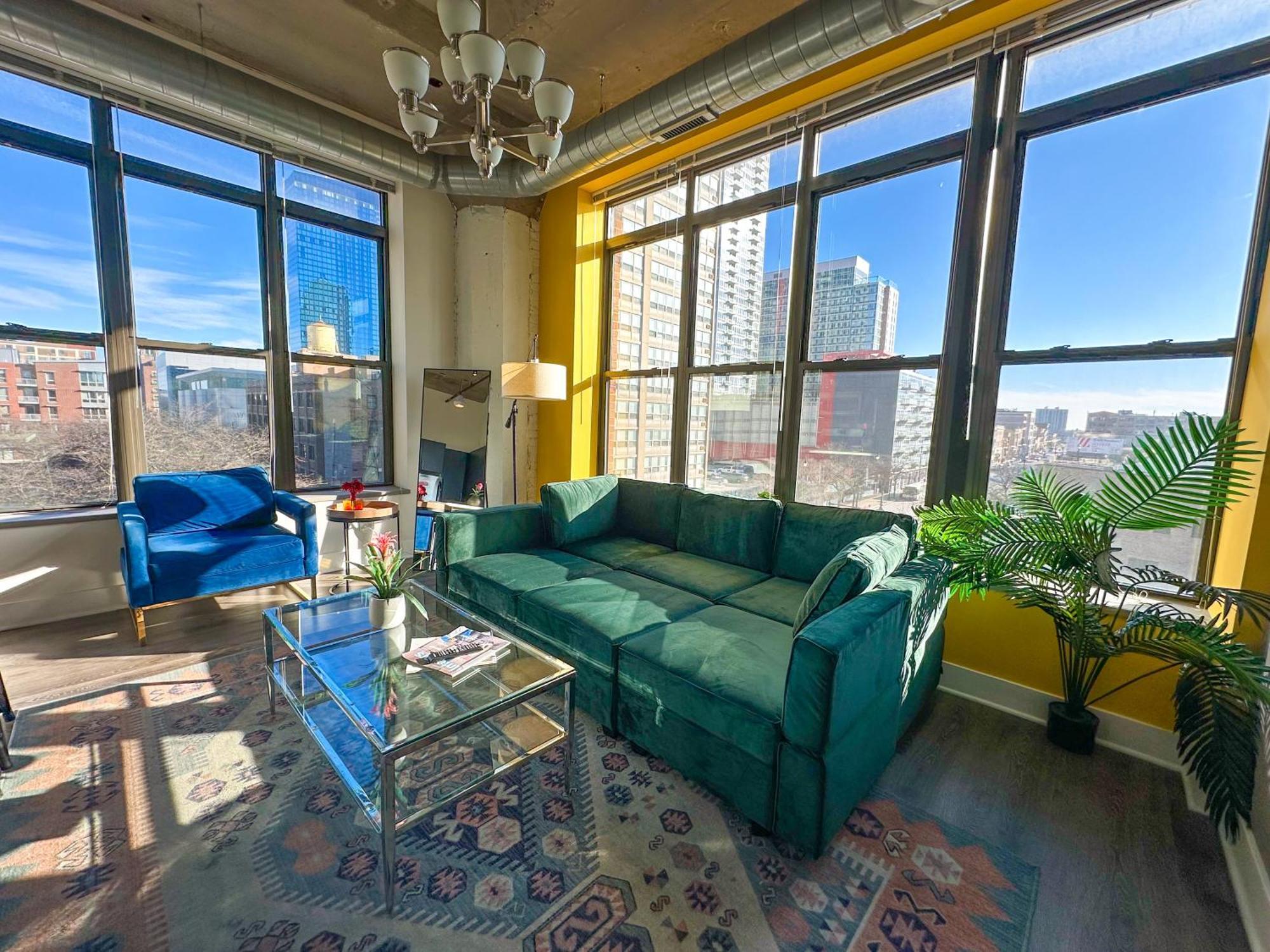 Bright 2Br Luxury Corner Suite With Optional Parking Sleeps 6 Guests Near Mccormick Place And Soldier Field Chicago Exterior photo