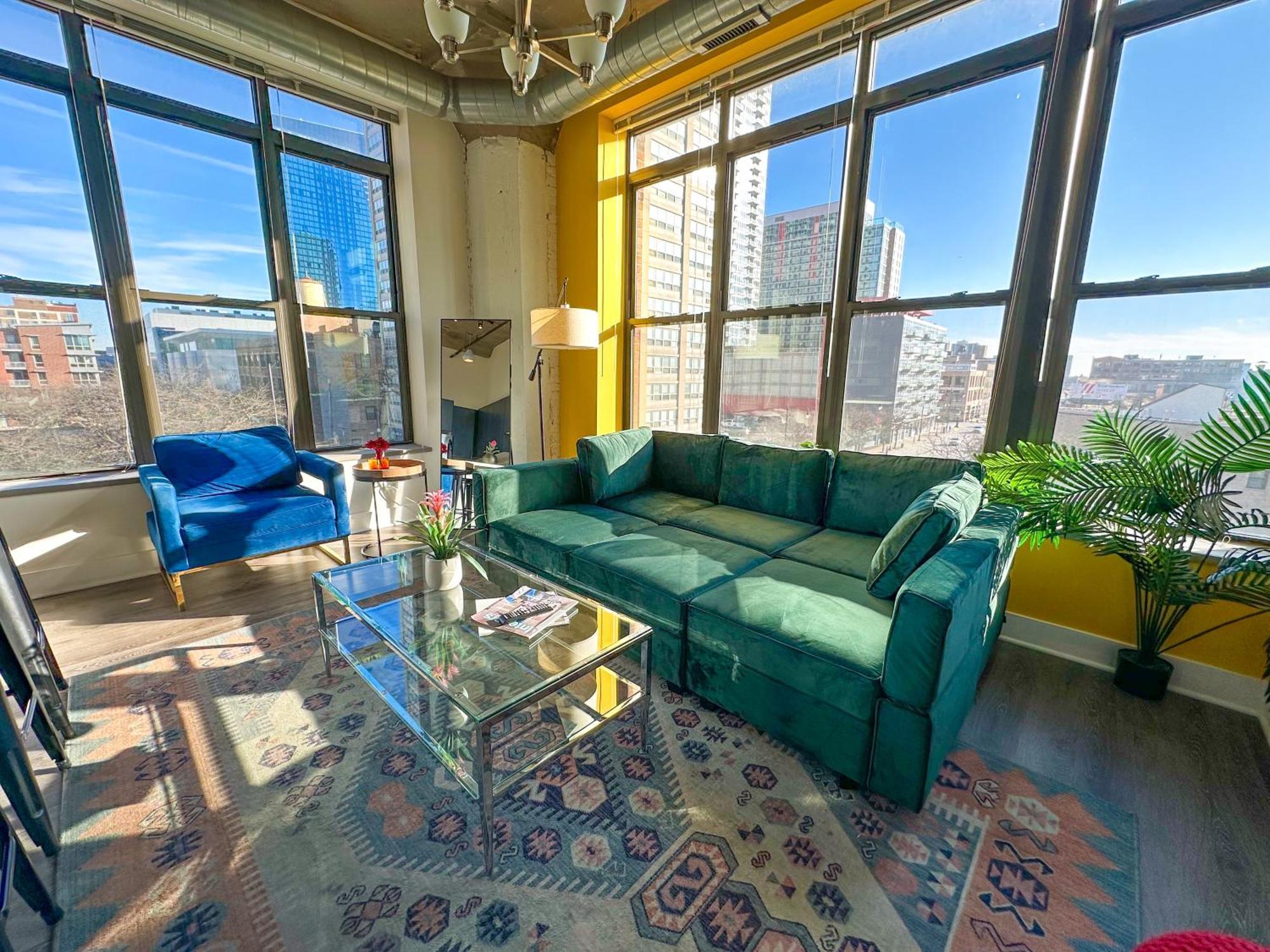 Bright 2Br Luxury Corner Suite With Optional Parking Sleeps 6 Guests Near Mccormick Place And Soldier Field Chicago Exterior photo